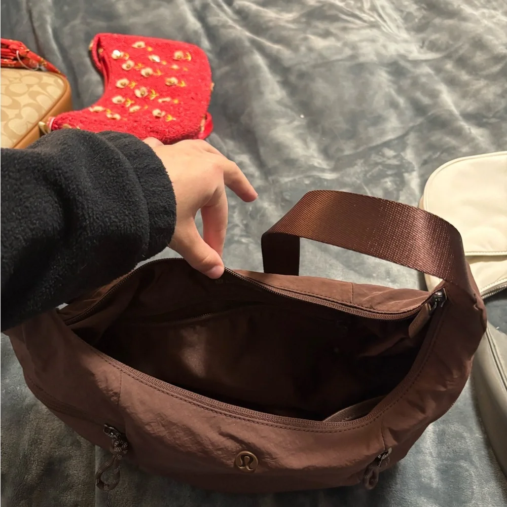 Lululemon slouchy sling bag 6L - Picture 2 of 3